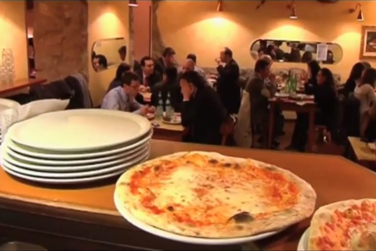 pizze in primio piano in una pizzeria