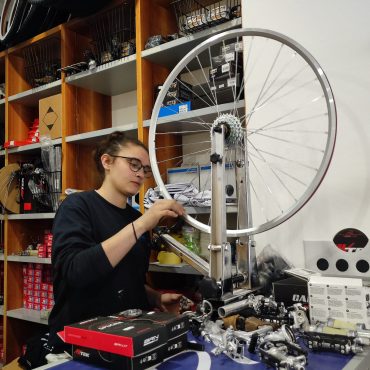 La nuova strada di Milena: da videomaker a meccanica di biciclette